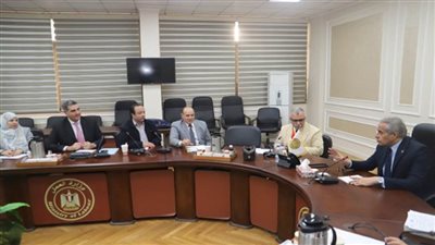 وزير العمل يتابع إجراءات تنفيذ 