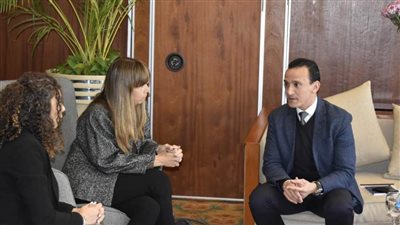 مساعد وزير الإسكان ومسئولو 