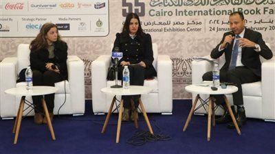خبراء معرض الكتاب يناقشون 