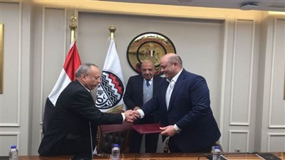 وزير قطاع الأعمال يشهد توقيع بروتوكول لإقامة مشروع تصنيع زراعي وإنتاج حيواني وألبان (صور)