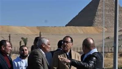 مدبولي يتابع أعمال التطوير بشارع مساكن الضباط بمحيط المتحف المصري الكبير