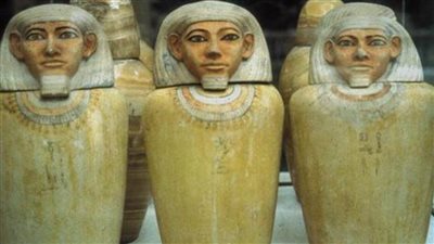 حقيقة تضرر مجموعة من التماثيل الأثرية بمنطقة آثار سقارة نتيجة عرضها بطريقة غير لائقة