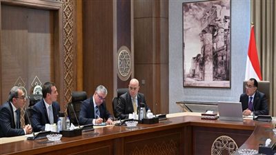 رئيس الوزراء يستعرض مع مسئولي 