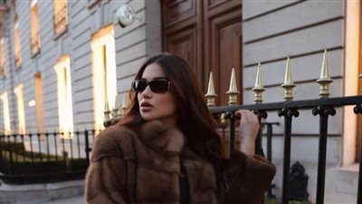 هدى الإتربي تفاجئ متابعيها بـ لوك لافت في شوارع فرنسا