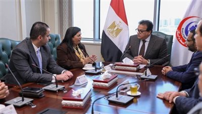 وزير الصحة يكرم الدكتورة نعيمة القصير ويهديها درع الوزارة تقديرا لجهودها (صور)