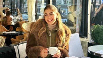 بإطلالة ساحرة | ملك قورة تعتمد صيحة الفرو في شوارع باريس