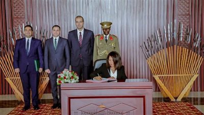 السفير المصري لدى بوروندي تسلم أوراق اعتمادها إلى رئيس الجمهورية (صور)