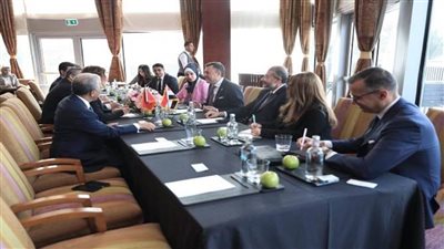 وزير السياحة والآثار يلتقي نظيرته المغربية لبحث سبل تعزيز التعاون