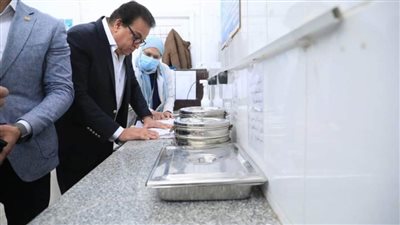 وزير الصحة يتفقد مركز طب أسرة المستقبل ويوجه بإعادة توزيع الزيادة العددية من أطباء الأسنان على منشآت طبية أخرى أكثر احتياجا