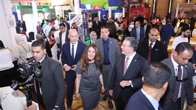 السفيرة الأمريكية بالقاهرة تتفقد أجنحة معرض وملتقى التعليم العالي والتدريب EduGate