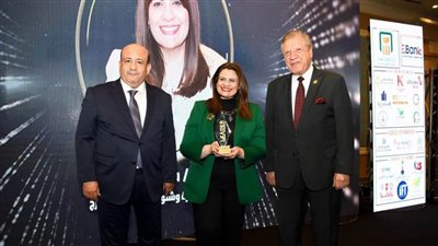 تكريم وزيرة الهجرة من مؤسسة عالم المال للصحافة والطباعة والنشر لفوزها باستفتاء الجريدة الخاص بقادة 2023 عام الأزمات