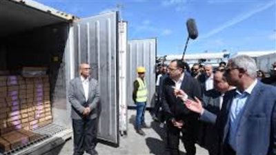 ملايين الدولارات.. الحكومة تكشف عن قيمة السلع ومستلزمات الإنتاج المفرج عنھا