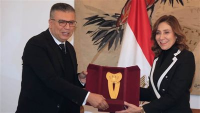 وزيرة الثقافة توقع 