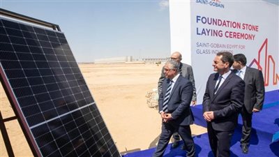 رئيس اقتصادية قناة السويس يشهد وضع حجر الأساس لمصنع لإنتاج الزجاج ومحطة طاقة شمسية (صور)