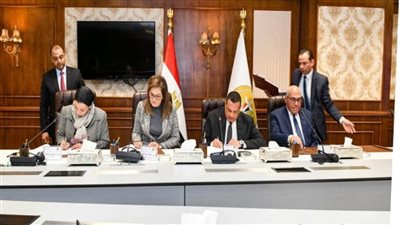 وزراء التخطيط والبيئة والتنمية المحلية يوقعون عقود تنفيذ مشروعات المرحلة الخامسة من البنية الأساسية لمنظومة المخلفات الصلبة (صور)