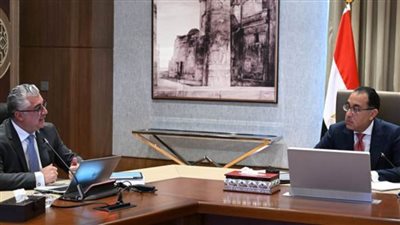 رئيس الوزراء يُتابع مع رئيس الهيئة الاقتصادية لقناة السويس ملفات العمل (صور)