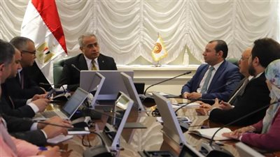 وزير العمل يلتقي اللجنة المُختصة بتنفيذ 