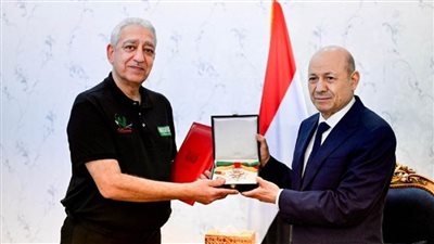 الرئيس اليمني يكرم «مسام» بوسام الشجاعة (صور)