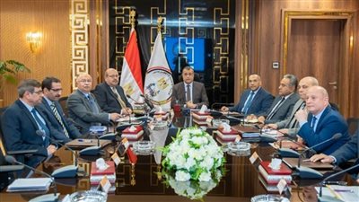 وزير الإنتاج الحربي يبحث سبل تطوير صناعة العدادات الذكية محليا