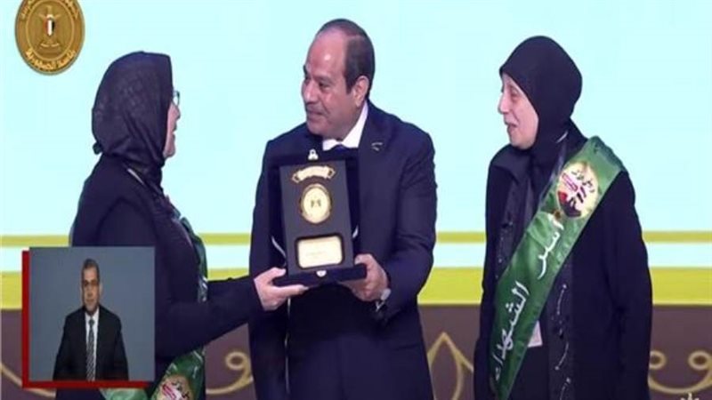 الرئيس السيسي يكرم