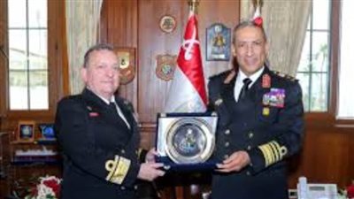 قائد القوات البحرية يلتقى قائد العملية البحرية الأوروبية بالبحر الأحمر 