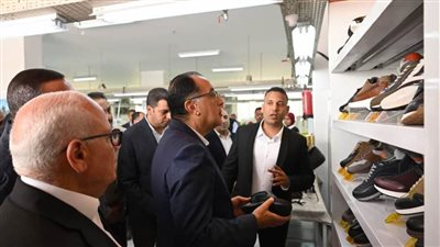 رئيس الوزراء يتفقد مصنع 