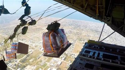 مصر تكثف أعمال الإسقاط الجوى للمساعدات الإنسانية والإغاثية على شمال قطاع غزة