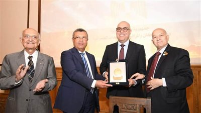 جمعية المهندسين المصرية تُكَرِّمُ وزير الإسكان وتمنحه العضوية الفخرية