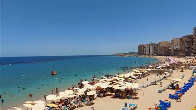 اقبال أهالي الإسكندرية علي الشواطئ  بعد انكسار الموجة الحارة