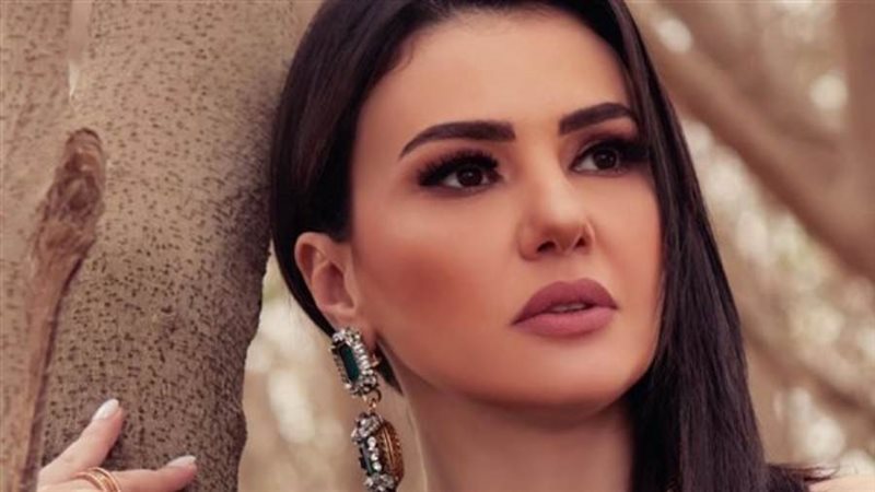 الفنانة دينا فؤاد