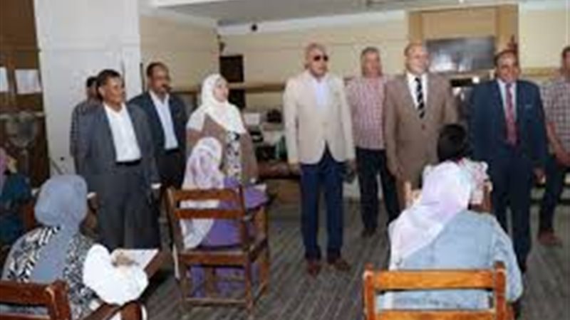 رئيس الجامعة أثناء