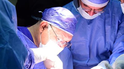 فريق طبي بوحدة الجراحات الميكروسكوبية بسوهاج يجري عملية جراحية لطفلة مصابة بشلل ولادي كامل