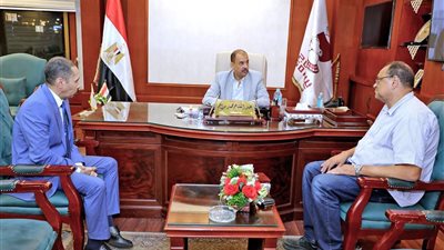 محافظ سوهاج يستقبل طبيبة المراغة بمكتبه