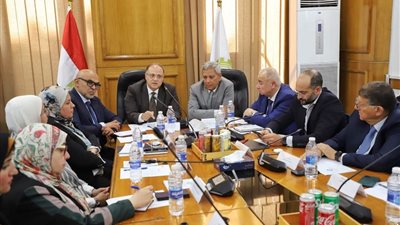 رئيس هيئة الدواء يبحث سبل التعاون مع أعضاء غرفة صناعة الأدوية ومستحضرات التجميل والمستلزمات الطبية 