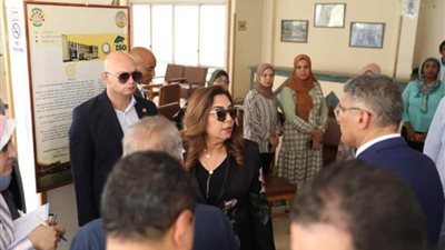 د. منال عوض وزيرة التنمية المحلية في تصريحات خاصة لــ « الشورى »