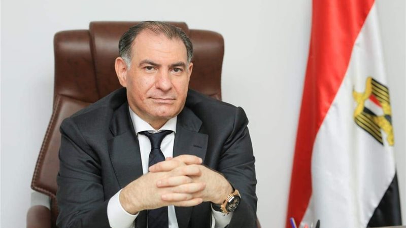 الكاتب والإعلامى