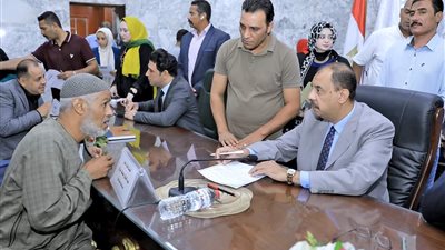 ٣١١ مواطنا يعرضون مطالبهم وشكواهم على محافظ سوهاج خلال اللقاء الجماهيري