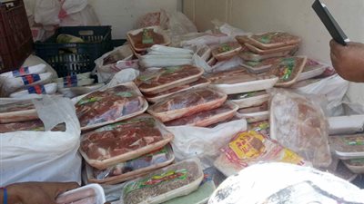 التحفظ على لحوم ودواجن ورنجة مجهولة المصدر وغير صالحة بأسواق الغربية