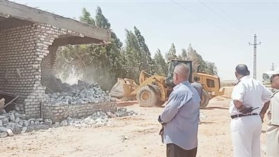 محافظ أسيوط: إزالة 14 حالة تعدٍ على أراض زراعية وأملاك دولة