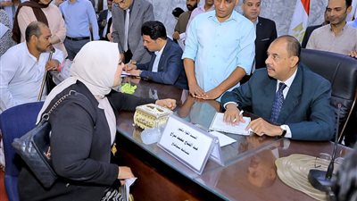 306 مواطن يعرضون مطالبهم وشكواهم على محافظ سوهاج خلال اللقاء الجماهيري 