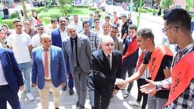 رئيس جامعة سوهاج يلتقي بأسرة طلاب من أجل مصر ويشيد بدورهم في دعم الأنشطة الطلابية