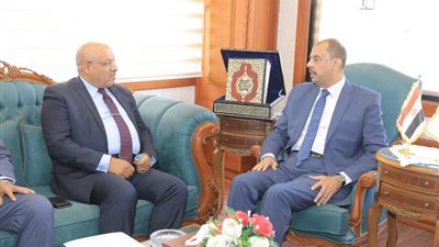 محافظ سوهاج يلتقي رئيس جهاز الاستثمار الداخلي بالهيئة العامة للاستثمار لمناقشة الفرص الاستثمارية بالمحافظة 