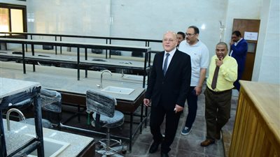 رئيس جامعة سوهاج يتفقد التجهيزات النهائية لمبنى المعامل المركزية