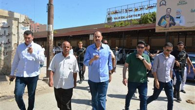 محافظ سوهاج يتفقد سير العمل بمواقف سيارات الأجرة ويتابع مدى الالتزام بتعريفة الركوب