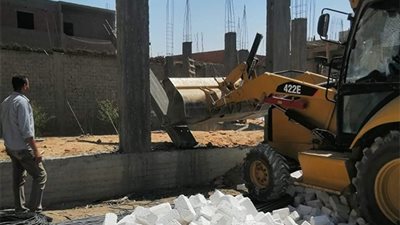إزالة 15 حالة مخالفة للبناء بدون ترخيص بمركز جرجا في سوهاج