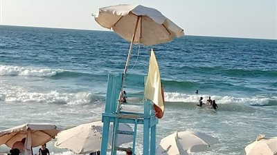 رايات صفراء وخضراء.. تعرف على حالة البحر ونسب إشغال الشواطئ بالإسكندرية
