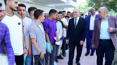 رئيس جامعة سوهاج يتابع إجراءات الكشف الطبي للطلاب الجدد