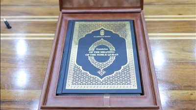 شيخ الأزهر يهدي الرئيس السيسي النسخة الأولى من ترجمة الأزهر لمعاني القرآن الكريم إلى اللغة الإنجليزيَّة