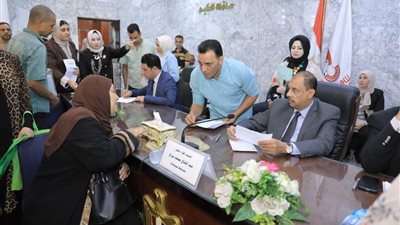 محافظ سوهاج يبحث شكاوى وطلبات 330 مواطنًا