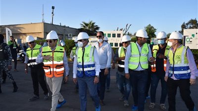 محافظ بورسعيد يتابع انتظام سير العمل داخل مصنع تدوير القمامة